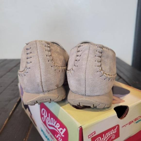 Skechers Memory Foam Grey Taupe Greige Loafers Women's 7.5 Relaxed Fit Suede Box - Picture 5 of 8